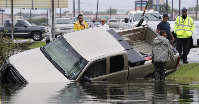 Два големи язовира край наводнения американски град Хюстън започнаха да