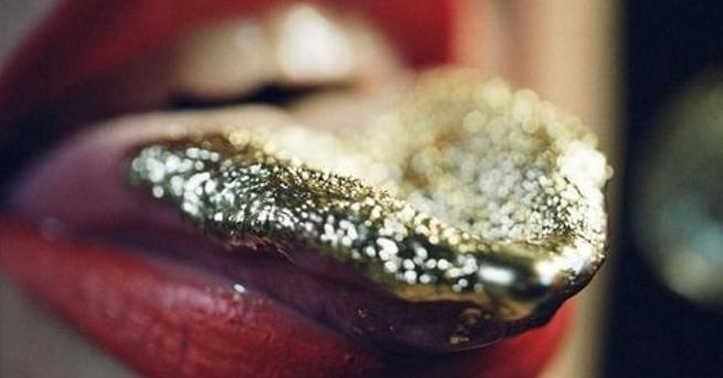 Блясък по дрехите в косите по кожата блясък дори и