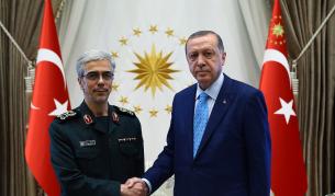 Турският президент Реджеп Ердоган приветства новия ръководител на генералния щаб на Иран генерал Мухамад Хюсеин Бакери.
