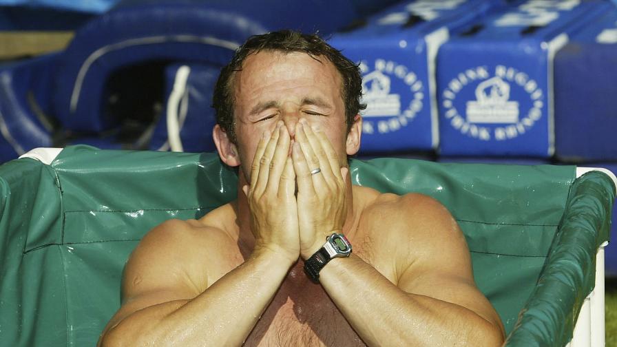Ръгбистът Остин Хили разпуска във вана със студена вода след тренировка през 2003.