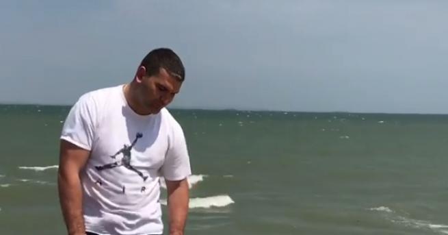 Как бихте реагирали ако видите 450 килограмов тигър да релаксира