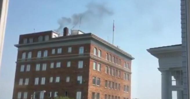 Гъст черен дим се отдели от комин на руското посолство