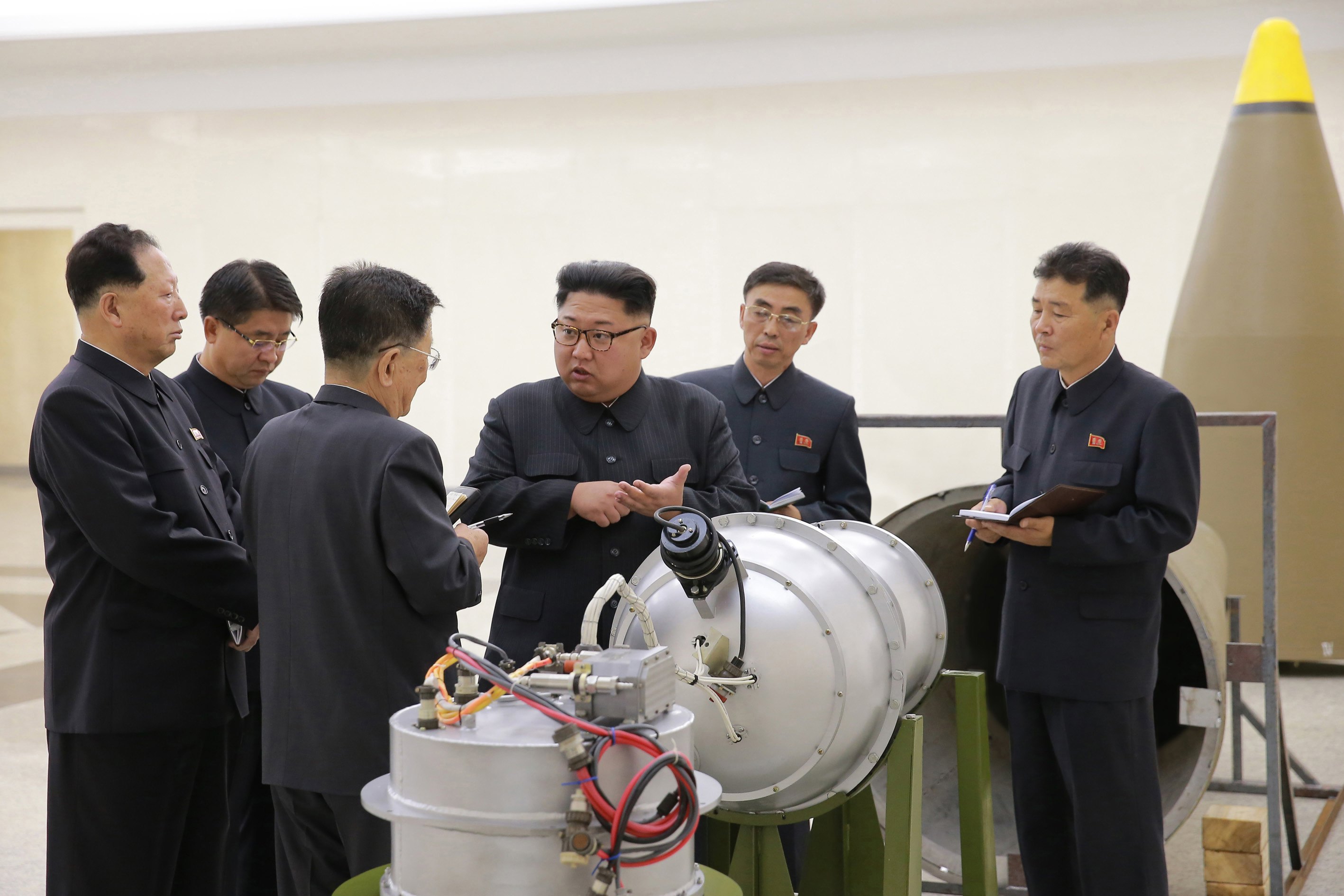 Ким Чен-ун до предполагаема водородна бомба в миниатюрен формат, която трябва да се побере в бойната глава на междуконтинентална балистична ракета.