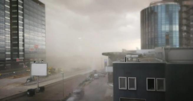 Мощна буря удари столицата София точно преди обяд. Три екипа