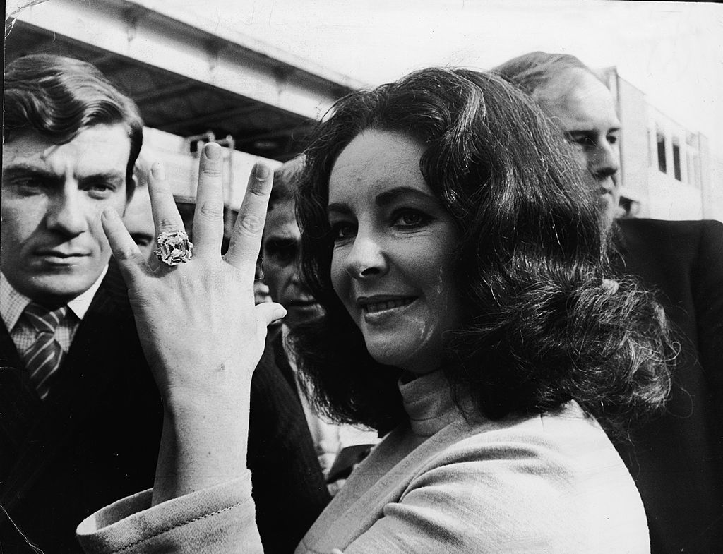 Пръстенът с 33-каратов диамант, подарено от Ричард Бъртън на Елизабет Тейлър. За него актьорът се е бръкнал с 35 000 долара, голяма сума за онези времена. След смъртта й бижуто е продадено на търг за 8,8 млн. долара.