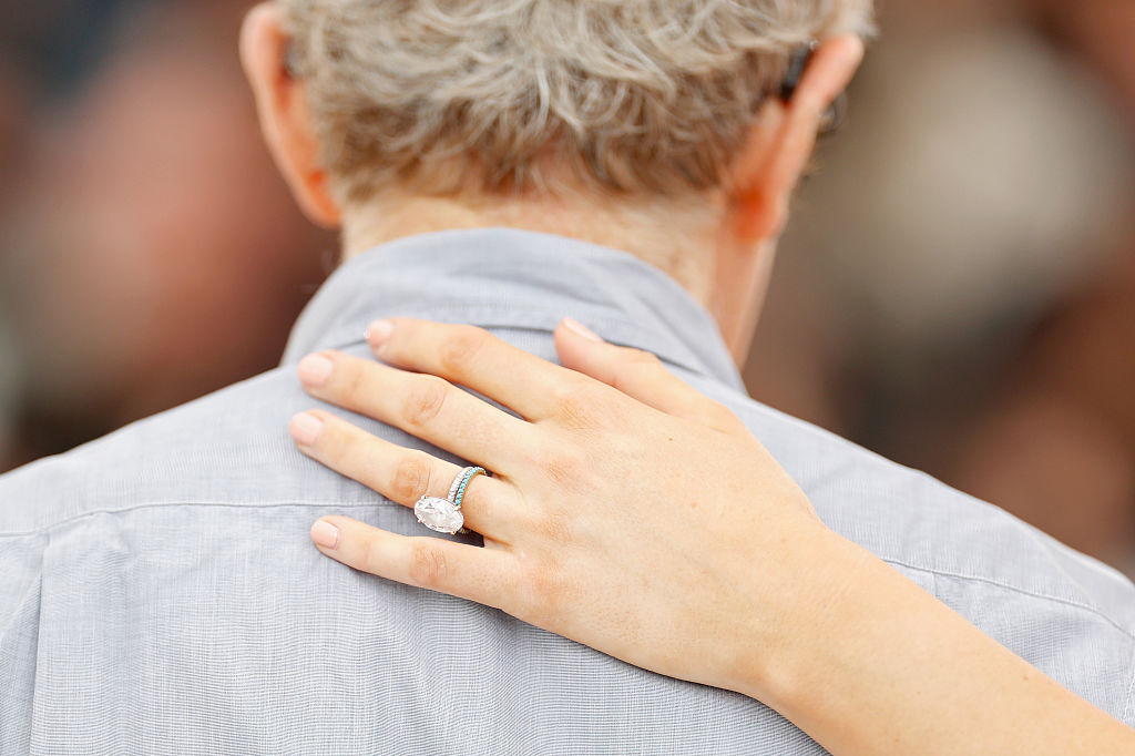 Блейк Лайвли носи на ръката си пръстен от 12 карата, за „скромната“ сума от 2.5 млн. долара. Скъпоценното бижу е от настоящия съпруг на актрисата – Раян Рейнолдс.