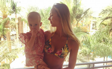 Две жени топлят новия 