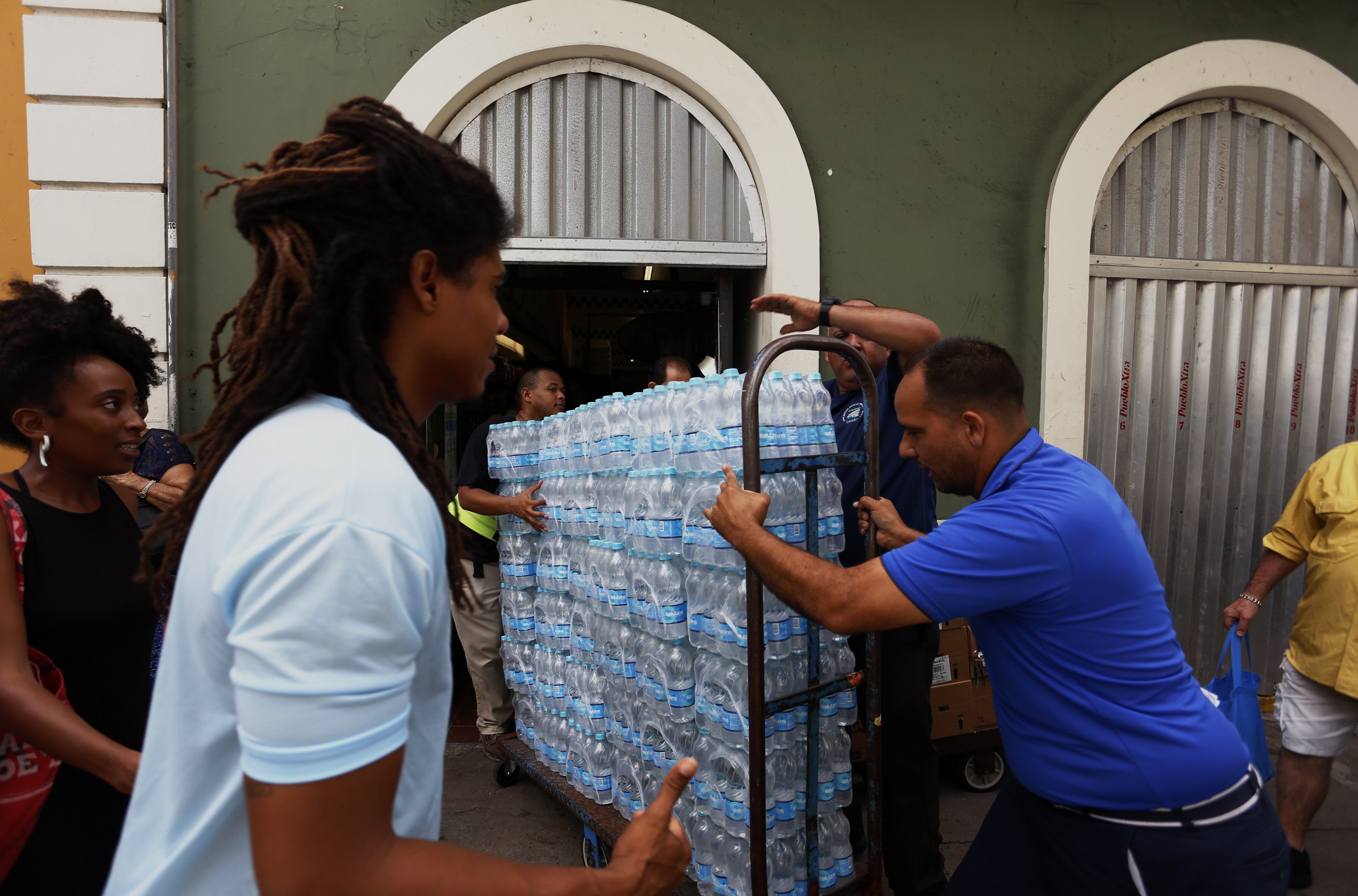 Жители на териториите в северните Кариби и Флорида се запасяват и подготвят за идващата буря