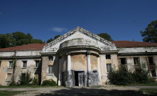  Пожар пламтя в тънещата в съсипия постройка на минералните бани в Овча Купел 