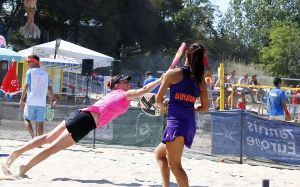 Две български двойки при жените са на 1/4-финал на европейското по плажен тенис