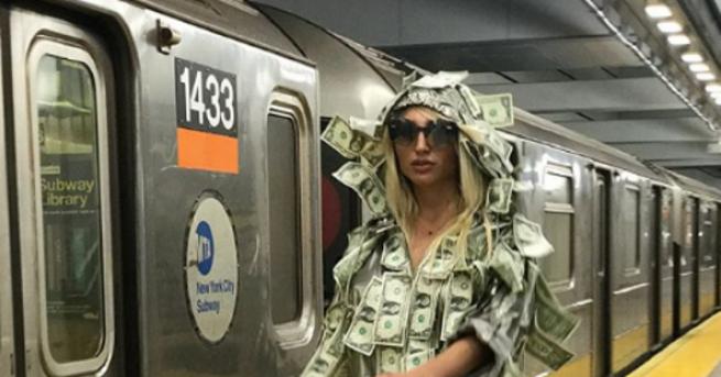 Модел на сп Плейбой Виктория Ксиполитакис се появи в метрото на Ню Йорк