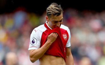 Йозил иска да остане в Арсенал, но само срещу определена сума