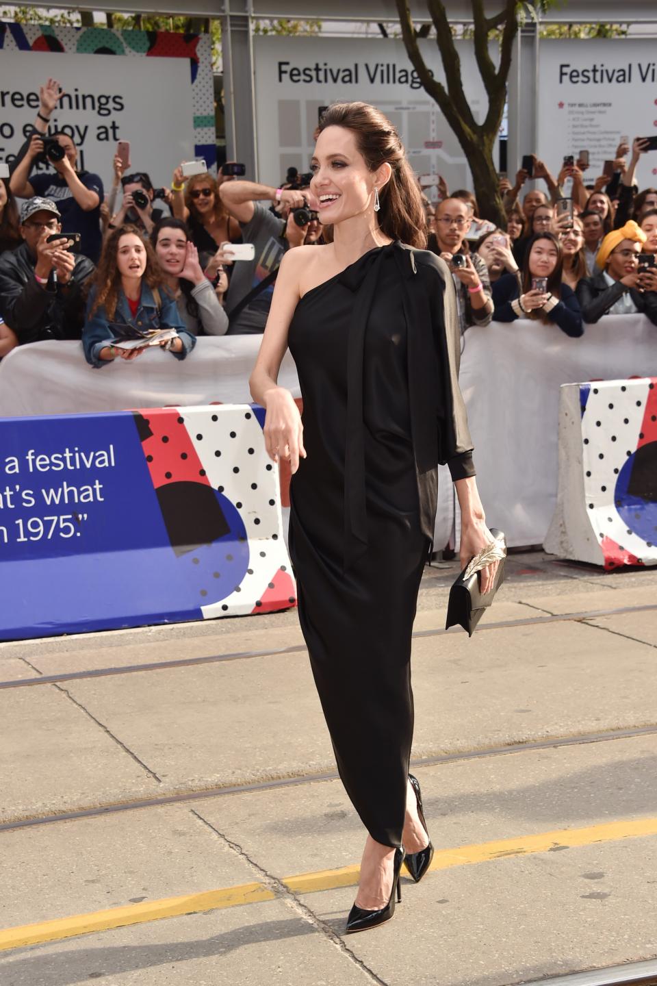 Анджелина Джоли - една от най-красивите, талантливи и състрадателни жени в Холивуд, за втори път даде урок по стил на филмовия фестивал в Торонто., На премиерата на филма си "Първо убиха баща ми" носителката на Оскар се появи в черна асиметрична рокля на Ralph & Russo.