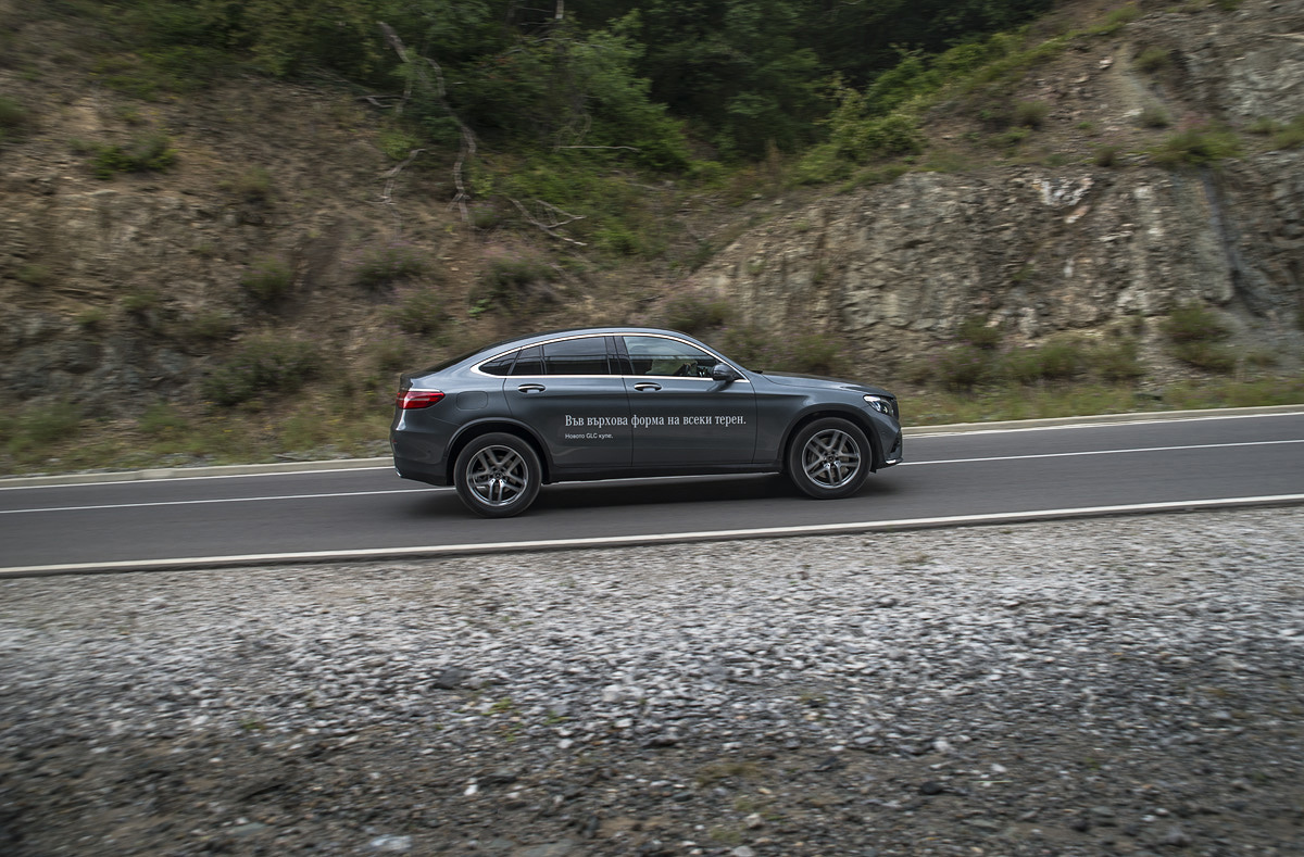 Приликите с големия GLE Coupe са тук, но за щастие разликите са повече. По-големият модел определено предизвиква двуполюсни мнения, докато при GLC Coupe размерите и дизайнът си пасват отлично, което неутрализира биполярността на мненията, предизвикващ GLE Coupe.