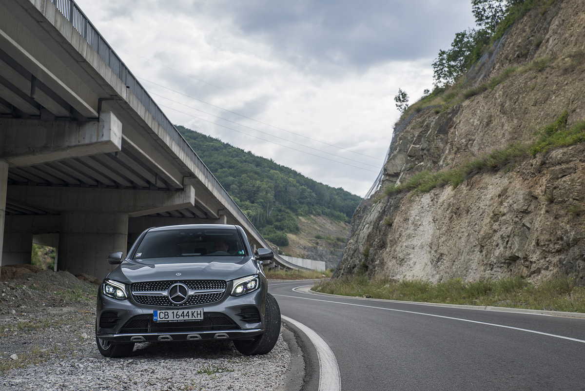 Приликите с големия GLE Coupe са тук, но за щастие разликите са повече. По-големият модел определено предизвиква двуполюсни мнения, докато при GLC Coupe размерите и дизайнът си пасват отлично, което неутрализира биполярността на мненията, предизвикващ GLE Coupe.