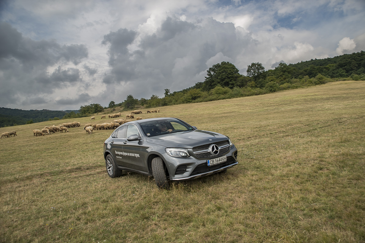 Приликите с големия GLE Coupe са тук, но за щастие разликите са повече. По-големият модел определено предизвиква двуполюсни мнения, докато при GLC Coupe размерите и дизайнът си пасват отлично, което неутрализира биполярността на мненията, предизвикващ GLE Coupe.