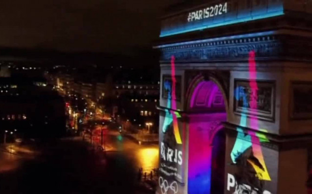 Френската столица Париж изпадна в олимпийско настроение след като официално