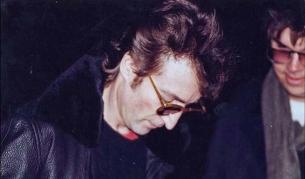 1980 г.: Джон Ленън дава автограф на убиеца си