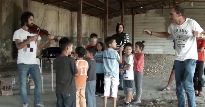 Алла Асшийд е цигулар от Сирия който пътува из бежанските