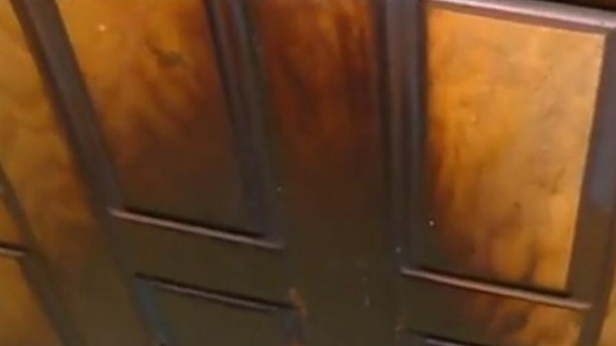 Запалената входна врата на апартамента на Цветелина Йотова