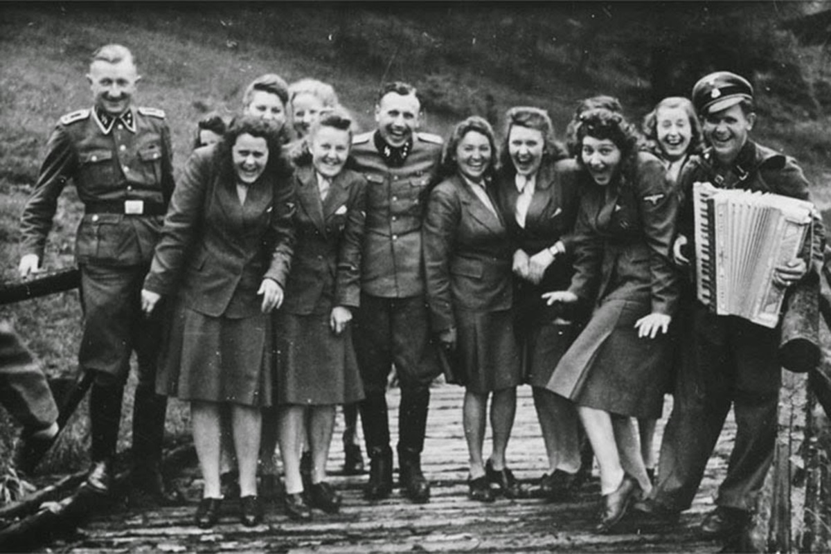 Между май и декември 1944 г. са заснети редица снимки на офицери и пазачи от „Аушвиц“. На тях служителите си почиват и се забавляват в свободното си време, докато наблизо хора страдат и губят животите си в лагера на смъртта.
Кадрите показват една много важна перспектива от психологията на хората, осъществили геноцида над евреите, и са едни от единствените снимки от свободното време на "Шуцщафел", достигнали до широката публика днес.