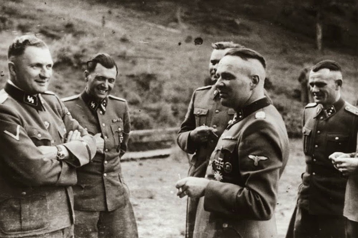 Между май и декември 1944 г. са заснети редица снимки на офицери и пазачи от „Аушвиц“. На тях служителите си почиват и се забавляват в свободното си време, докато наблизо хора страдат и губят животите си в лагера на смъртта.
Кадрите показват една много важна перспектива от психологията на хората, осъществили геноцида над евреите, и са едни от единствените снимки от свободното време на "Шуцщафел", достигнали до широката публика днес.