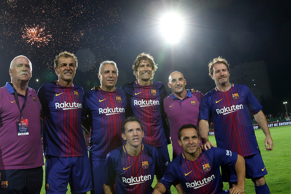 Отборът на приятелите на Христо Стоичков победи легендите на Барселона с 3:2 в шоу на стадион "Берое" в Стара Загора. Около 10 хиляди запалянковци станаха свидетели на голям спектакъл с пет гола и много усмивки.