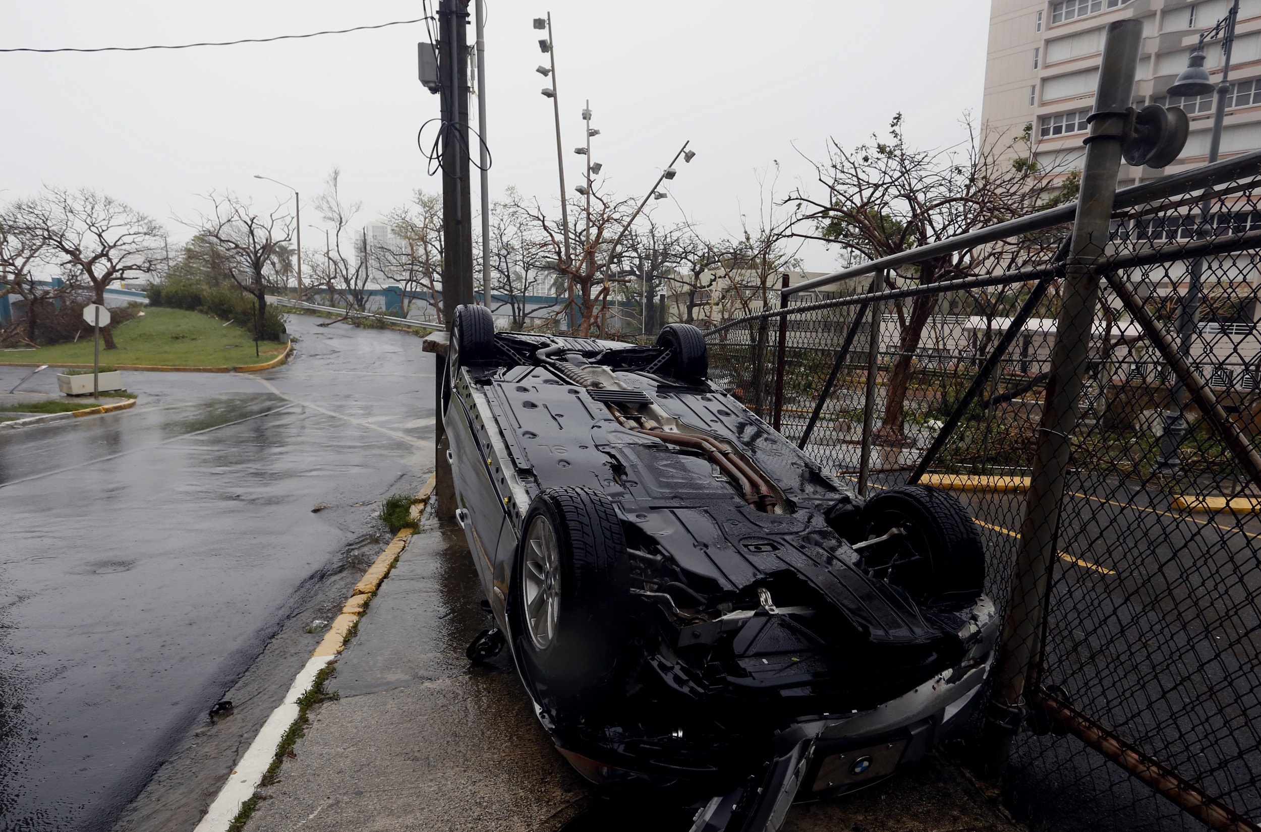 Улиците на историческия стар град в столицата Сан Хуан бяха засипани с отломки от балкони, външни тела на климатици, съборени улични лампи, паднали електрически стълбове, мъртви птици и изкоренени дървета