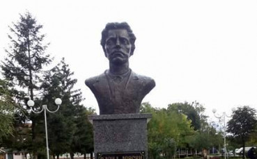 Граждани и фенове на Левски откриха паметник на Апостола в Ихтиман