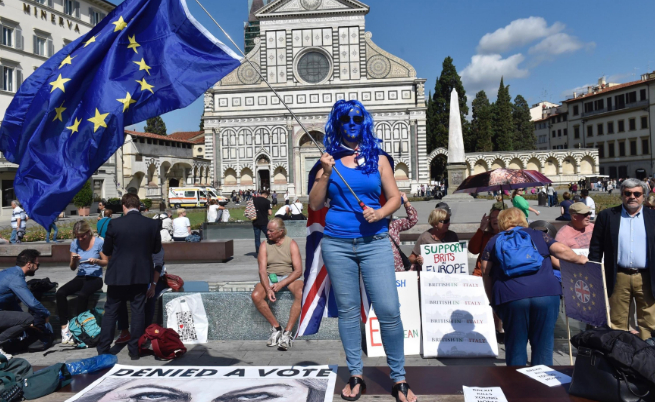 Протестиращи по време на речта на Тереза Мей във Флоренция