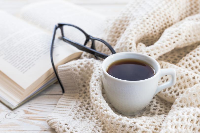 <p><strong>Кафе и чай</strong></p>

<p>Кафето и чая са добре известни със стимулиращите си ефекти, но имат и много други предимства. И двете напитки имат защитен ефект върху мозъка. Много проучвания показват, че кафето и чая спомагат когнитивната функция и потенциално забавят развитието на болестта на Алцхаймер.</p>