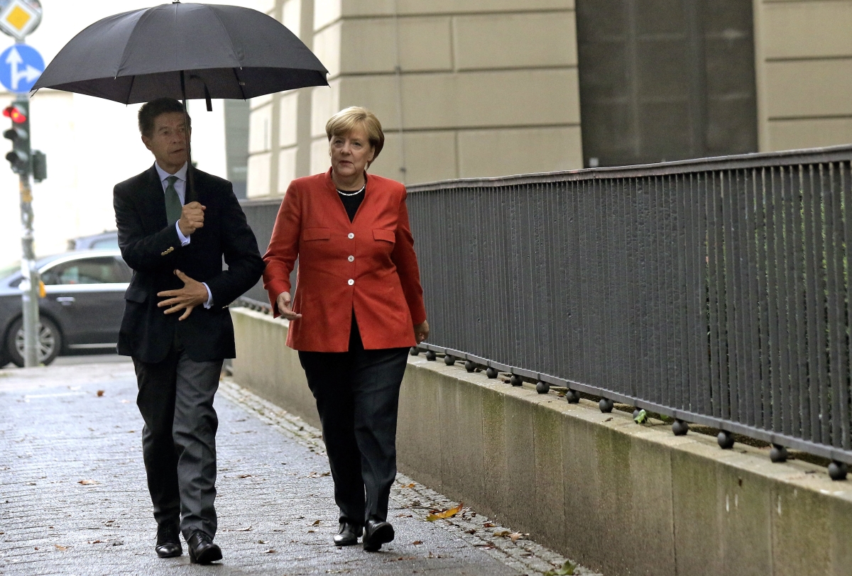 Йоахим Зауер е реномиран професор по химия - и съпруг на най-могъщата жена в Германия. Публичните му изяви с Меркел се броят на пръсти. През 2005 г., когато тя полага клетва като канцлер, съпругът ѝ избира да наблюдава събитията по телевизията от кабинета си. Придружава я единствено на някои срещи на върха на Г-7 и Г-20, както и на част от визитите ѝ в Съединените щати.