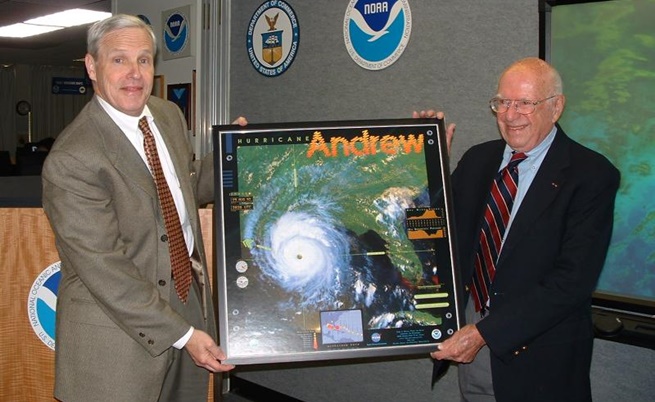  Хърбърт Сафир (дясно) 