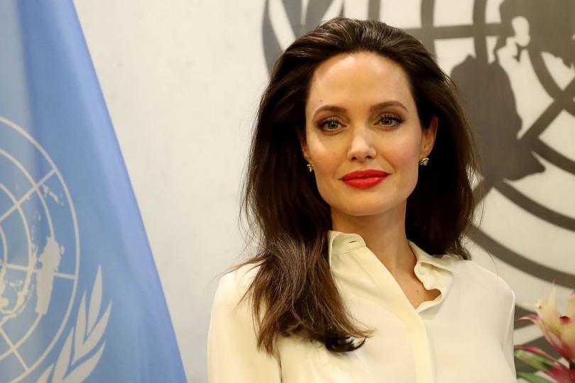 <p>От&nbsp;червения килим на филмовия фестивал в Торонто&nbsp;към&nbsp;централата на ООН в Ню Йорк&nbsp;&ndash; това е животът на&nbsp;Анджелина Джоли. Някога определяна като &bdquo;Лошото момиче на Холивуд&ldquo;, днес Анджелина е посланик на добра воля на Върховния комисариат на ООН за бежанците. В тази си роля холивудската красавица посети&nbsp;централата на ООН в Манхатън, за да се срещне с генералния секретар на организацията&nbsp;Антониу Гутериш.</p>