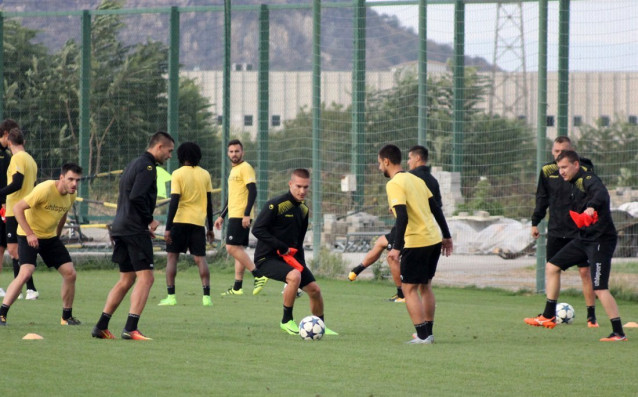 Отборът на Ботев Пловдив се подготвя в пълен състав за мача с