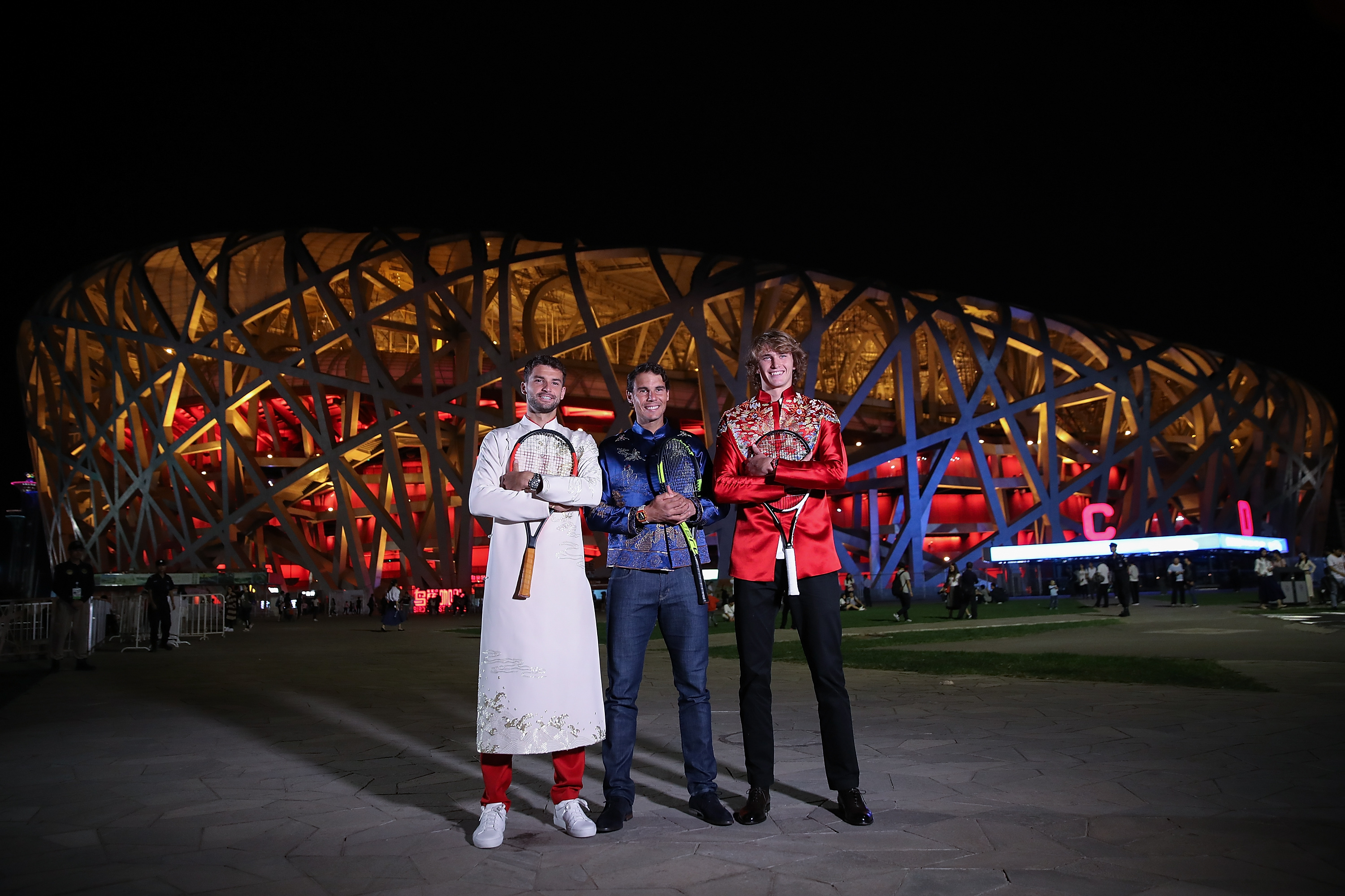  И в отдалечен Пекин не останаха равнодушни на чара на Димитров и още преди старта на шампионата от АТП 500 там му връчиха премия - за най-добре облечен на галата на играчите. 