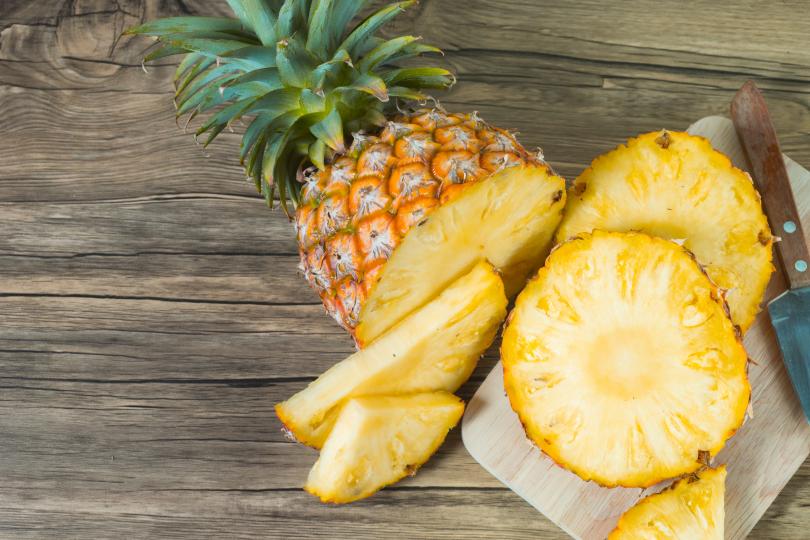 <p><strong>Ананас</strong></p>

<p>Сред тропическите плодове ананасът е хранителна суперзвезда. Една чаша ананас осигурява 131% от референтния дневен прием на витамин С и 76% на манган. Ананасът съдържа и бромелаин - смес от ензими, известна със своите противовъзпалителни свойства.</p>