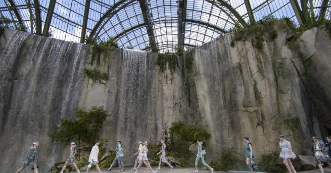 Карл Лагерфелд украси изложбената зала Гран пале с водопад за