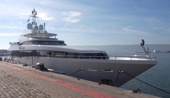 На Варненското пристанище акостира яхтата "Galactica plus"Яхтата е една от най - скъпите в света, произведена от холандският консорциум за строителство на яхти Heesen Yachts.