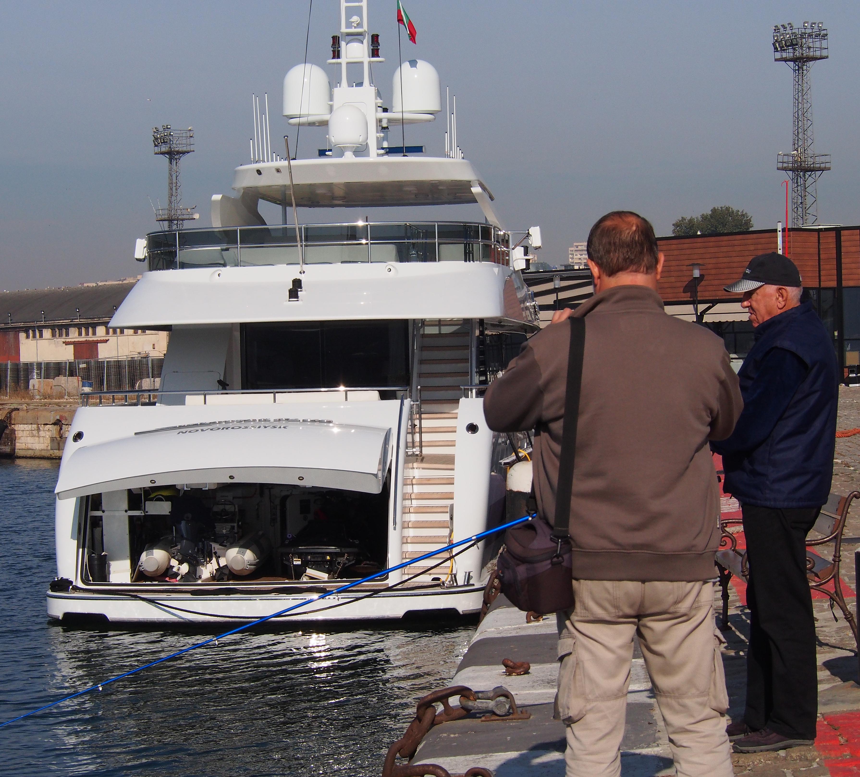 На Варненското пристанище акостира яхтата "Galactica plus"Яхтата е една от най - скъпите в света, произведена от холандският консорциум за строителство на яхти Heesen Yachts.