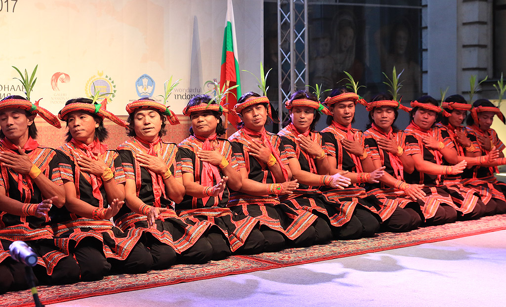 Официалното откриване на фестивала на 6 октомври 2017 г. в Квадрат 500 за подбрана публика от официални лица, партньори и приятели на посолството в София. Дипломатическият прием отбелязва 72-годишнината от независимостта на Индонезия и 61 години от двустранните дипломатически отношения между България и Индонезия. Гостите бяха посрещнати с модно дефиле с традиционен текстил, музикални изпълнения и традиционен танц на артисти от групата Саман Гайо и специалитети на индонезийската кухня.
