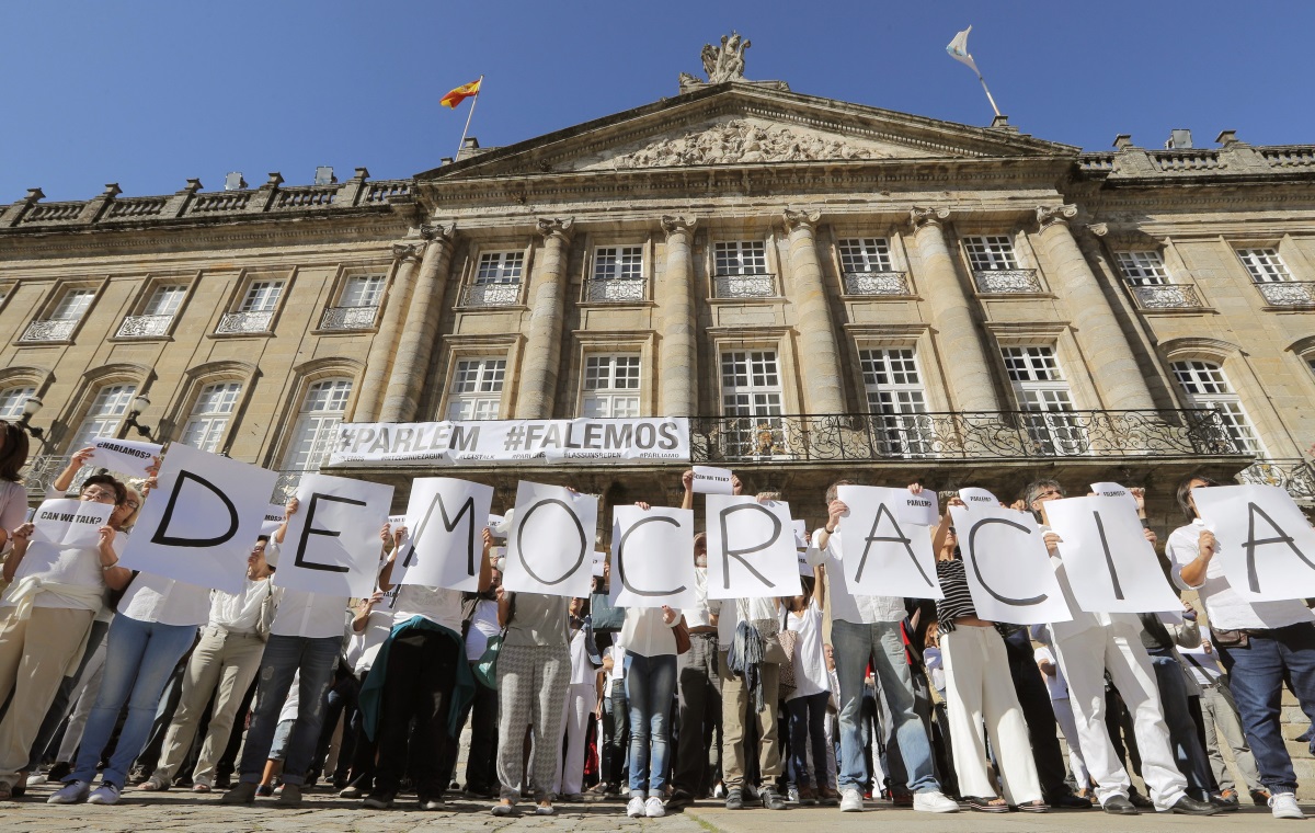 "Да поговорим?" бе призивът на демонстрантите към испанските и каталунските политици