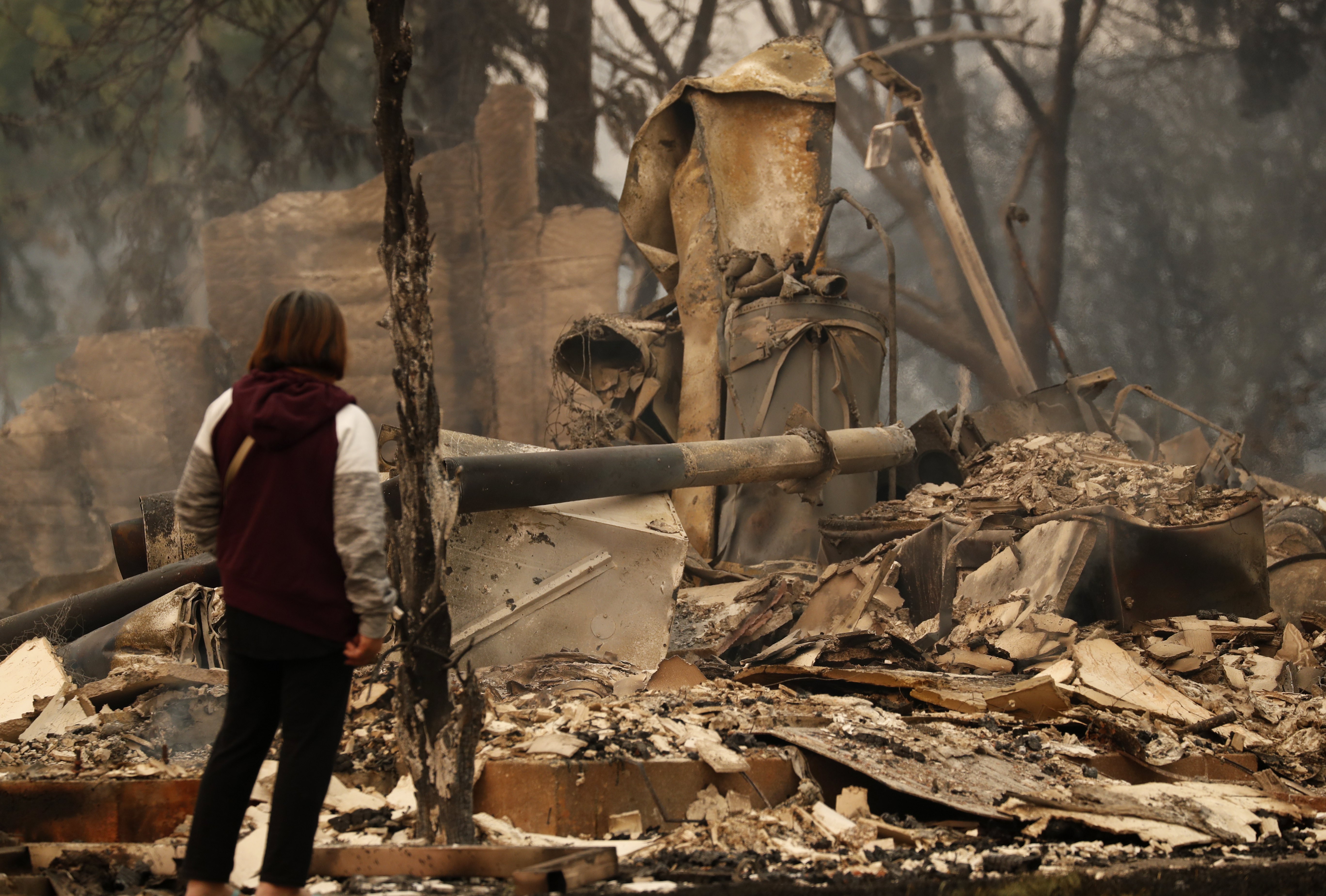 Поне 10 души загинаха, стотици са ранени, а над 20 000 се евакуираха след като пожари обхванаха повече от 230 квадратни километра в долините Напа и Сонома в Калифорния. Огънят изпепели 1500 къщи и търговски обекти. Много от хората бяха принудени да избягат в средата на нощта от домовете си и нямат нищо освен дрехите, които носят.
В гасенето на пожарите са мобилизирани Националната гвардия и Военната полиция.