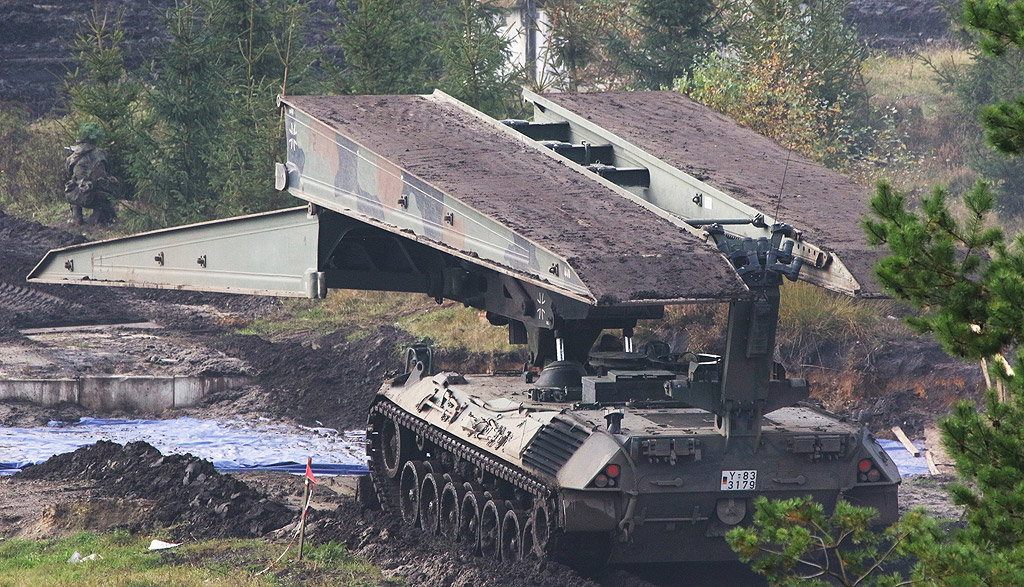 Ежегодно учение на германския Бундесвер в Берген, Северна Германия. От 5 до 13 октомври германските части на Бундесвера и звената на съюзнически сили практикуват различни сценарии по време на т. нар. "Informationslehruebung" (ILUE 2017)