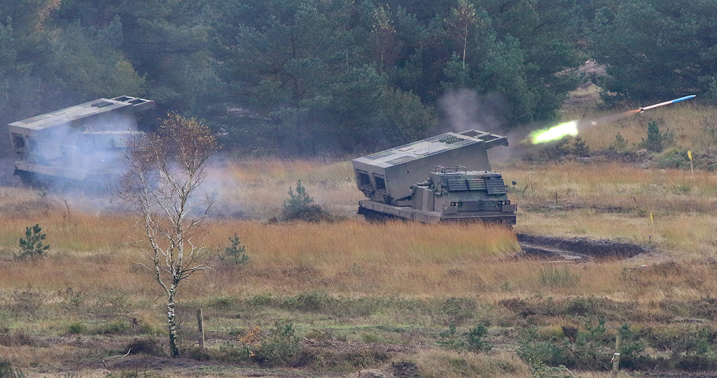 Ежегодно учение на германския Бундесвер в Берген, Северна Германия. От 5 до 13 октомври германските части на Бундесвера и звената на съюзнически сили практикуват различни сценарии по време на т. нар. "Informationslehruebung" (ILUE 2017)