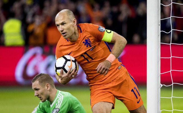 Холандия спечели с 2 0 домакинството си на Швеция от