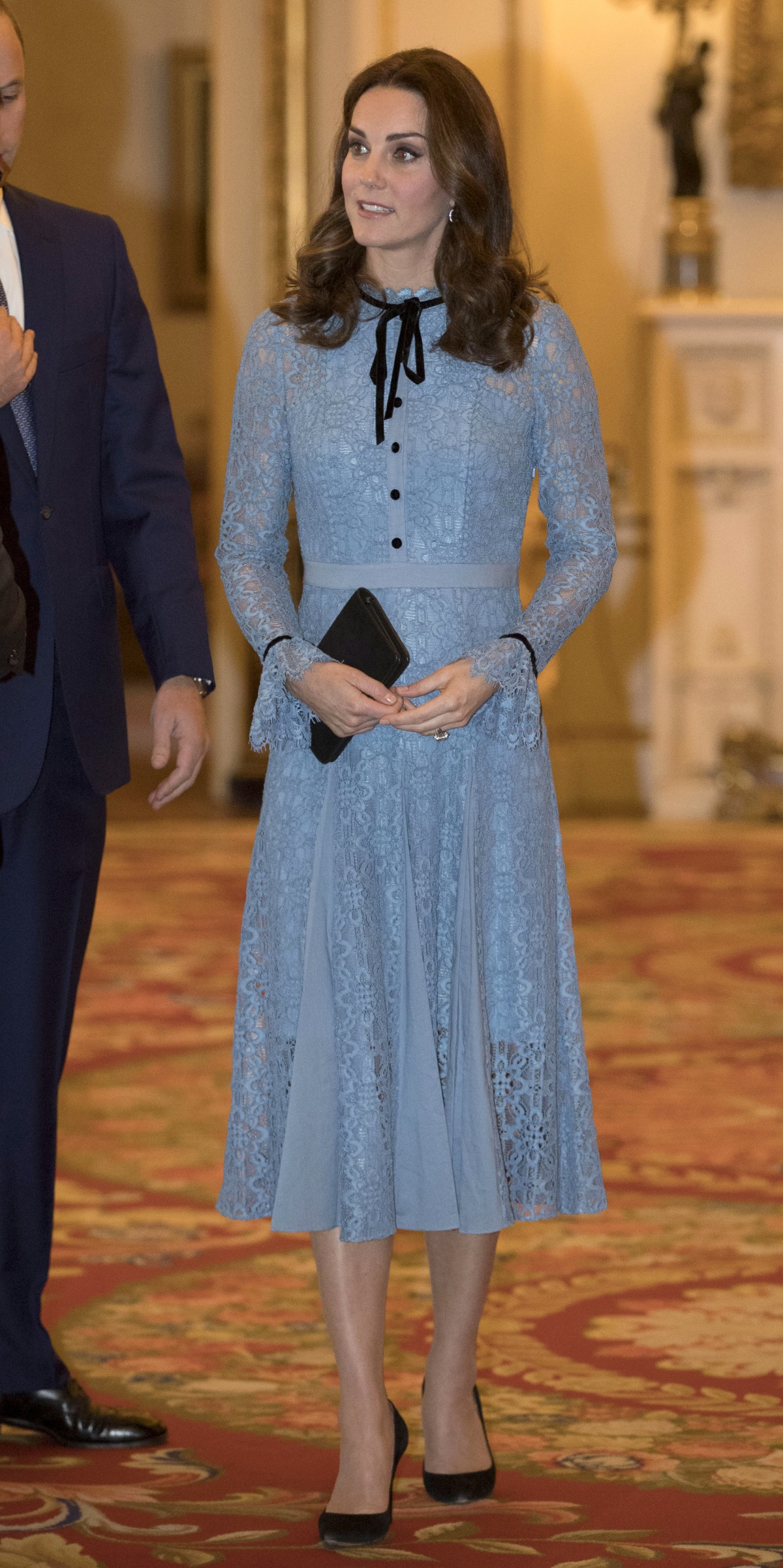 Херцогинята на Кеймбридж присъства на прием в Бъкингамския дворец по случай Световния ден на психичното здраве. Кейт беше в компанията на съпруга си принц Уилям и неговия брат принц Хари. 
Херцогинята отново спечели одобрението на модните критици с тоалета си. Тя бе избрала дантелена рокля в бебешко синьо на Temperley London, която бе съчетала с черни елегантни обувки и малка чанта в същия цвят. Прическата ѝ бе елегантна, но непретенциозна - стандартните за нея навити краища, свободно падащи на раменете.