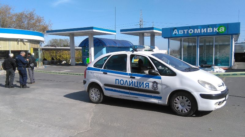 Междувременно служители на ГДБОП, Икономическа полиция и Агенция „Митници” запечатаха бензиностанция в ж.к. „Меден рудник”