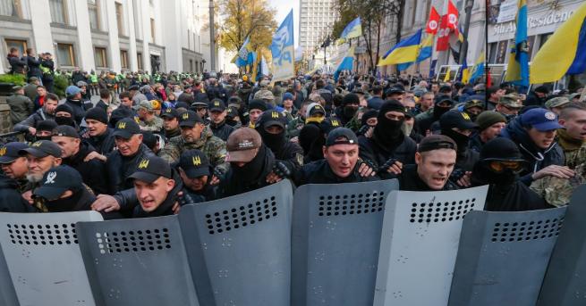 Няколко хиляди протестираха пред парламента в Киев във вторник вечер