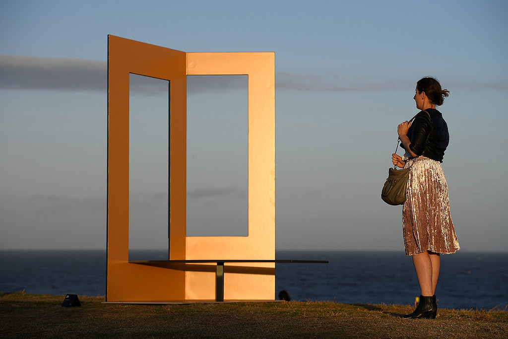 Годишното изложение "Скулптури край морето" по протежение на плажа Бондай Бийч в Сидни, Австралия, е най-мащабната в света изложба със скулптури на открито